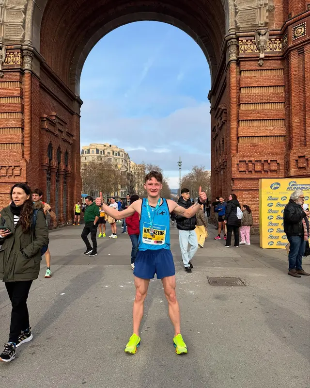 Krzysztof Sokół pod Łukiem Triumfalnym po półmaratonie w Barcelonie, 1:11:29