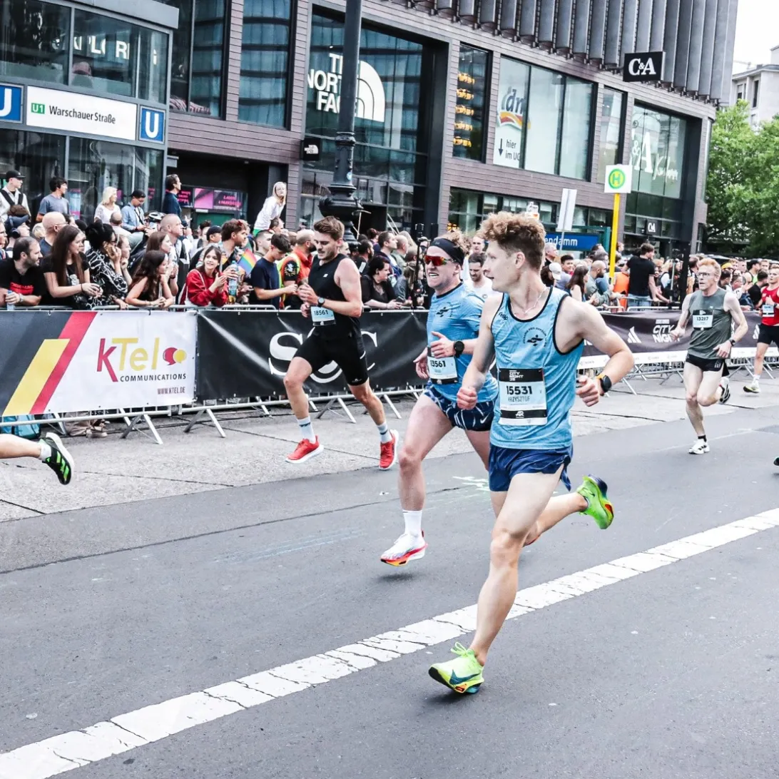 Krzysztof Sokół prowadzi podopiecznego Kubę po rekord życiowy podczas Adidas Runners City Night w Berlinie