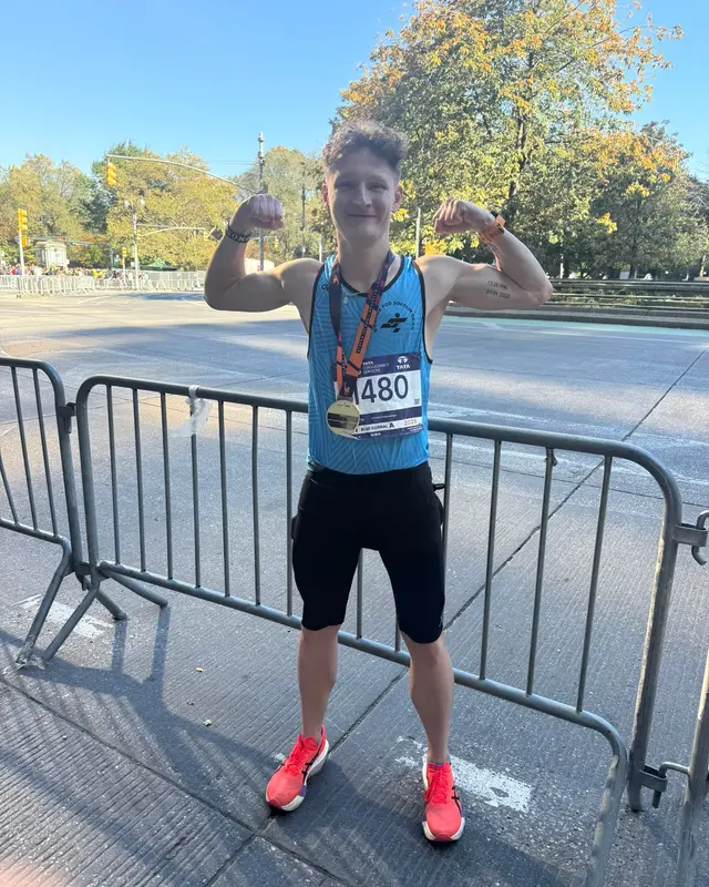 Krzysztof Sokół z medalem po maratonie w Nowym Jorku